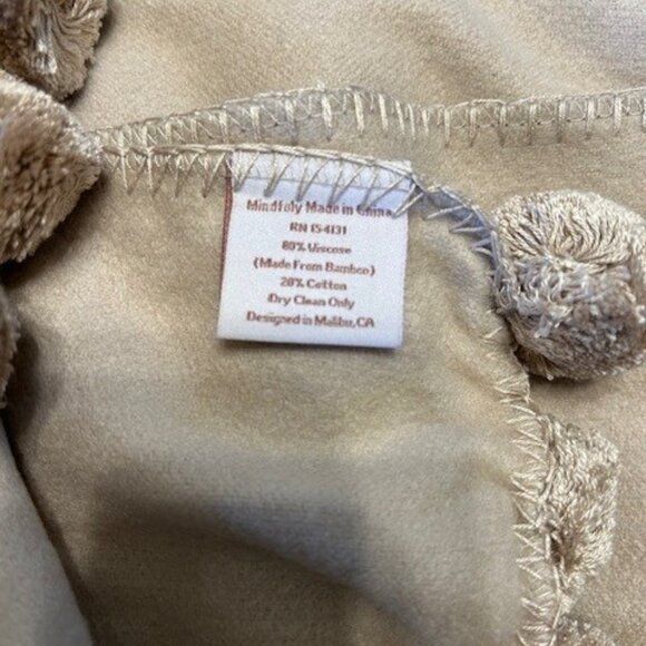 Malibu Luxxe - pom pom throw - Picture 3 of 6
